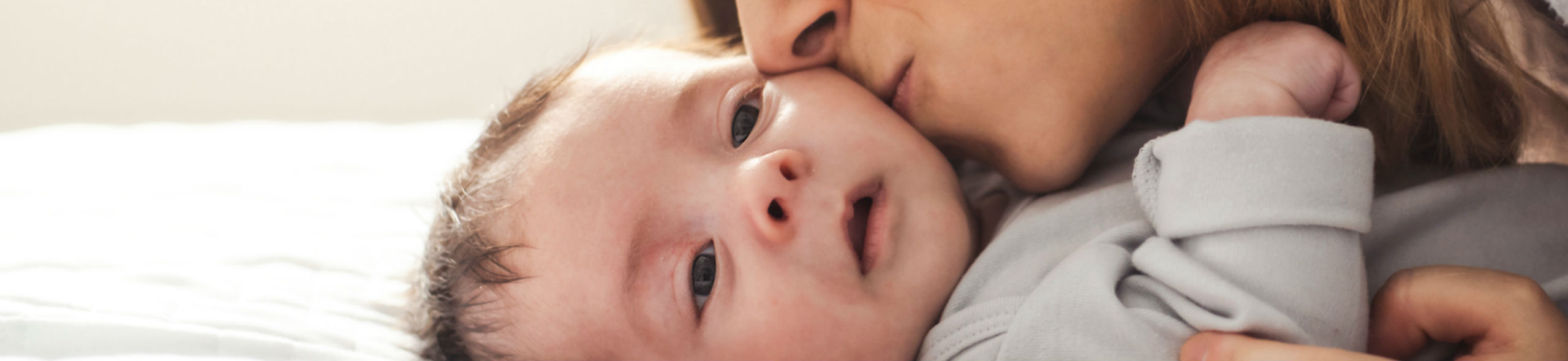 Diferencia para los bebés entre los abrazos de mamá, papá, abuelos, tíos y amigos