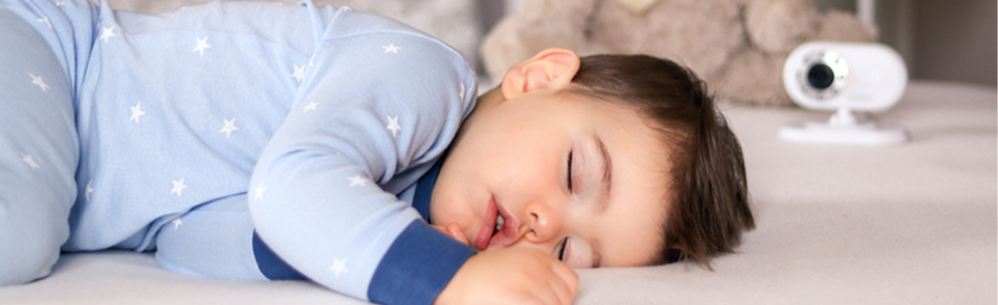 ¿Por qué mi hijo habla dormido?